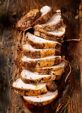 aufgeschnittener Braten mit Majoran bestreut