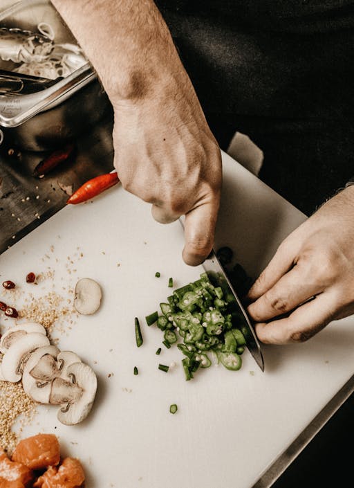 wie grüner Chili geschnitten wird