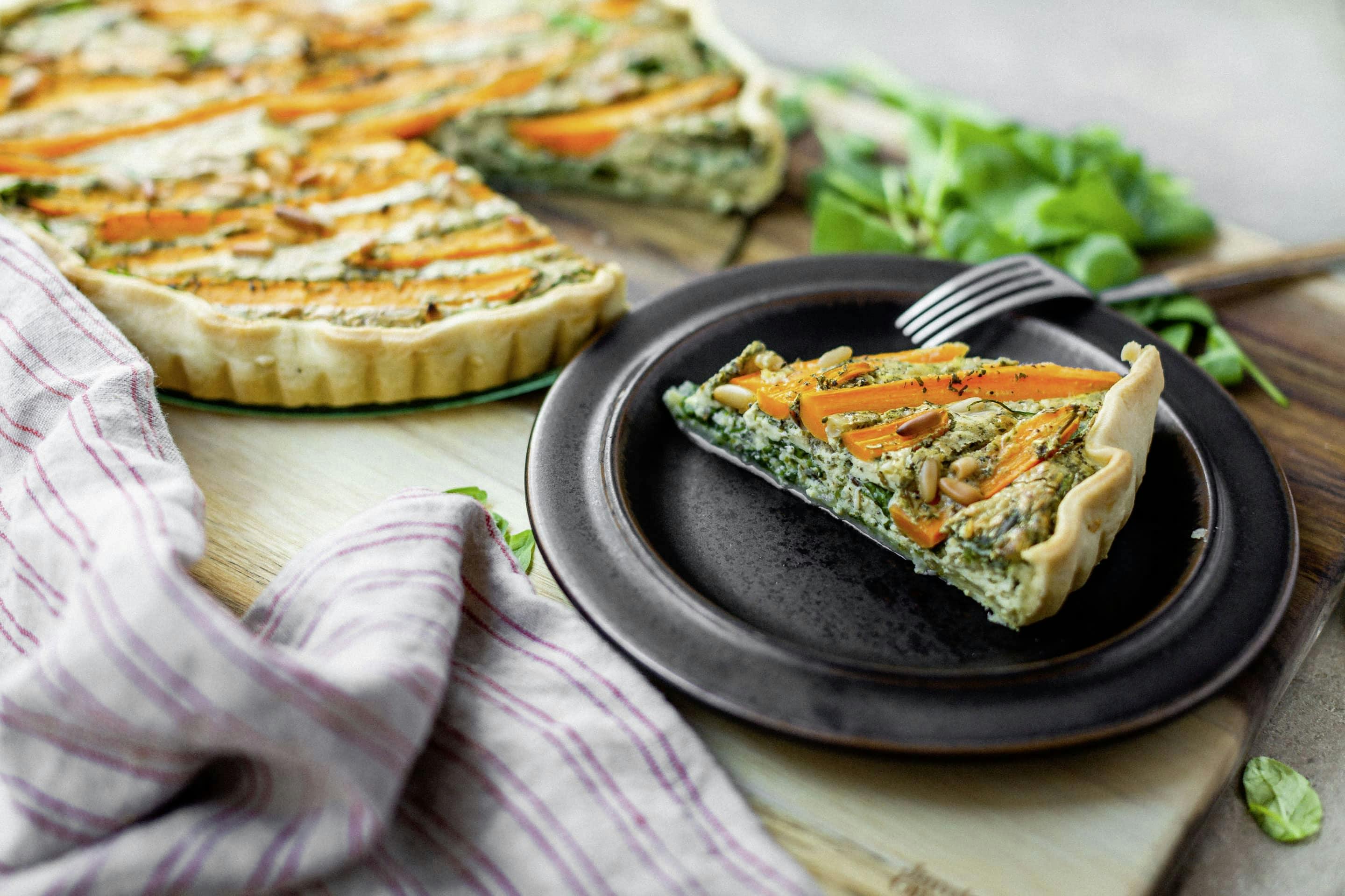 VEGGY clasic Ziegenkäse Quiche mit Blattspinat und Karotten