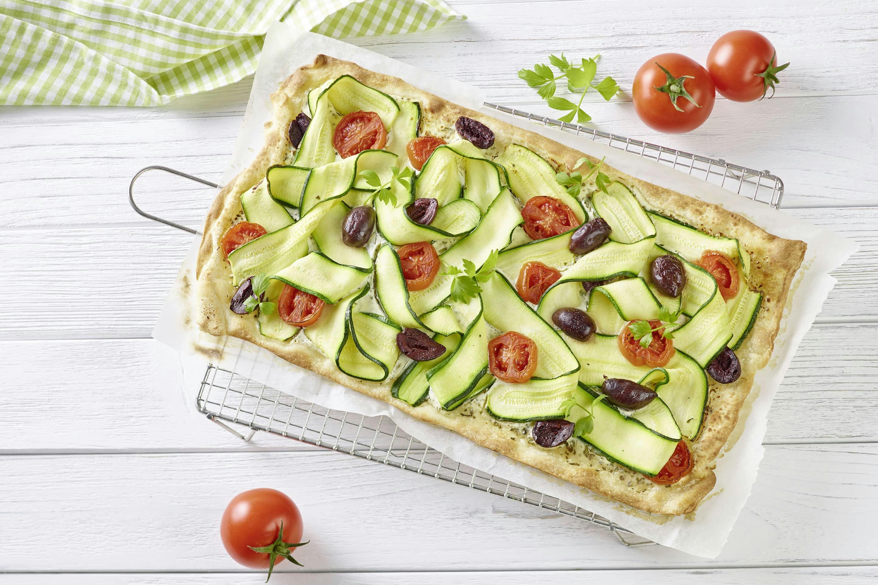 Zucchini-Flammkuchen mit Liebstöckel