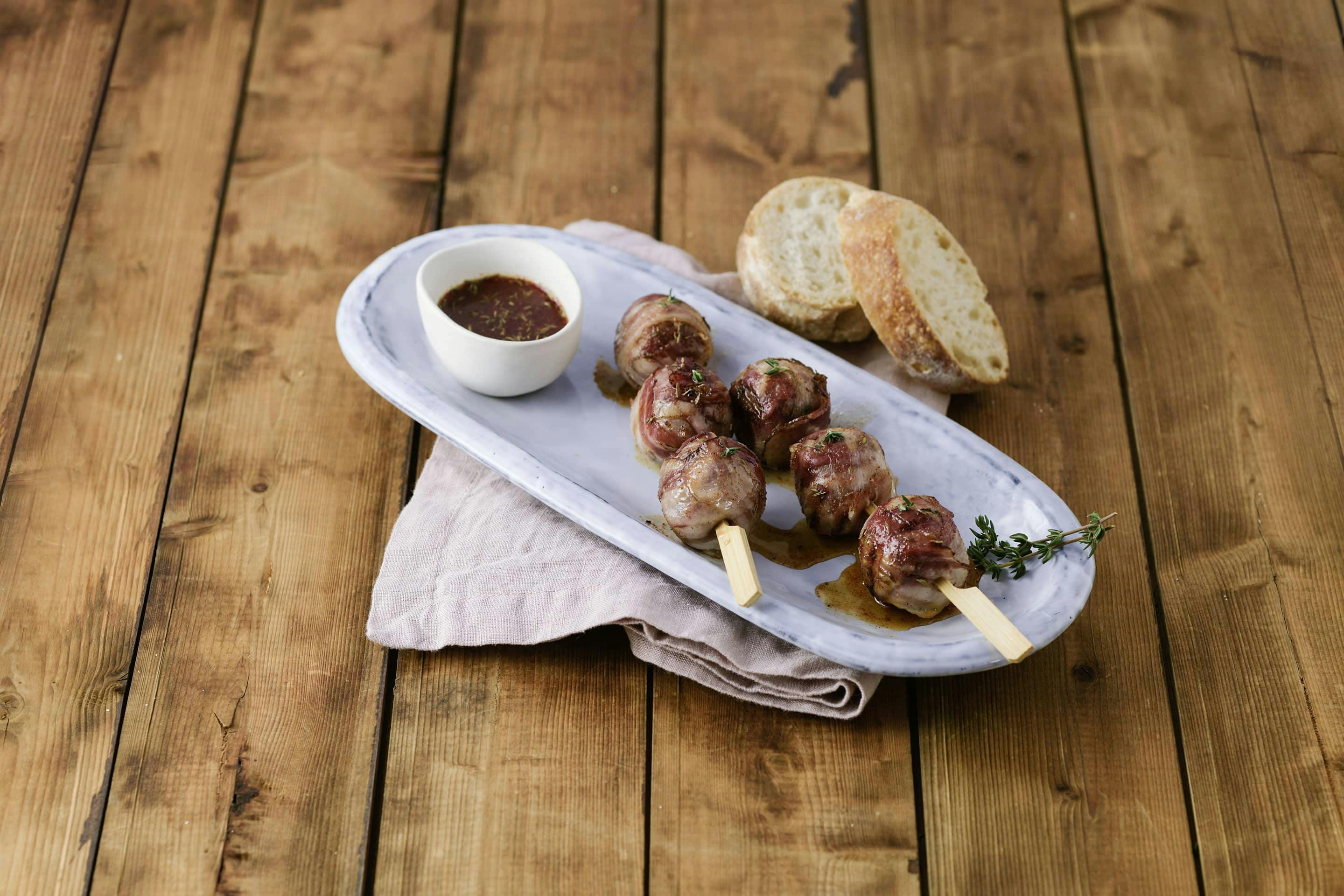 Grill-Bbq Meatballs mit Bacon und Dip