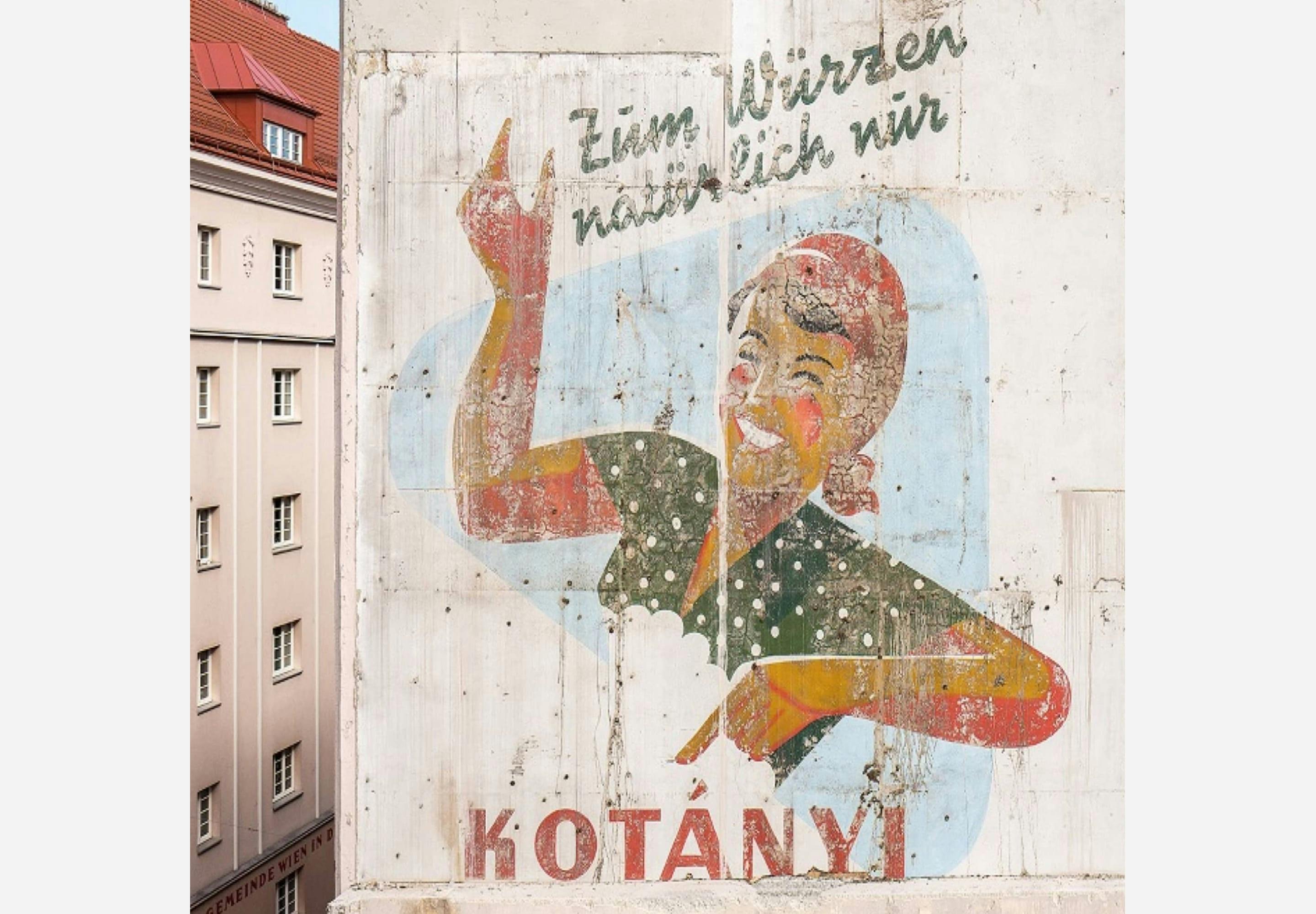 Elewacja wiedeńskiego budynku z reklamą Kotányi.