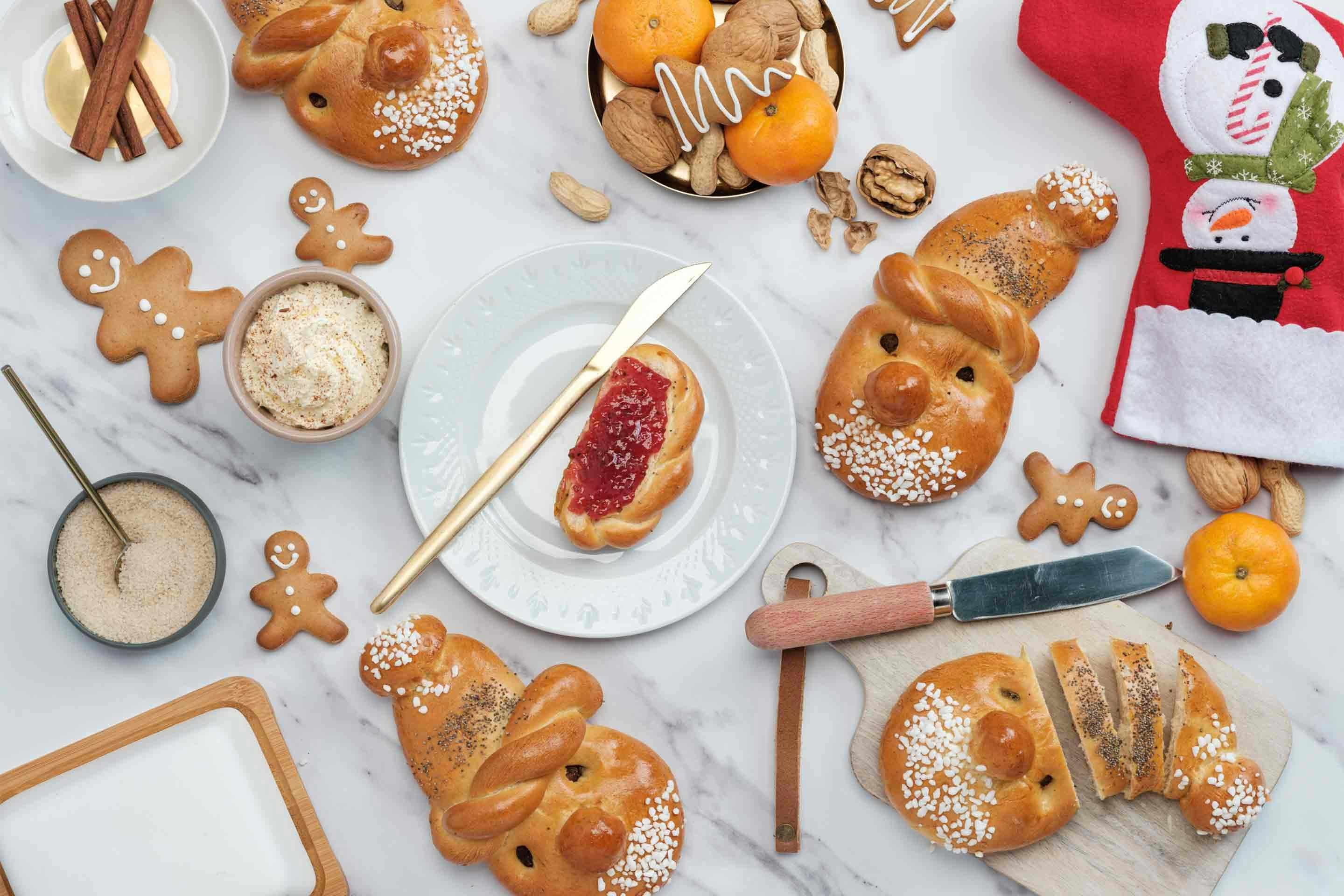 Kawałek puszystego cista brioche w kształcie Mikołaja z dżemem.